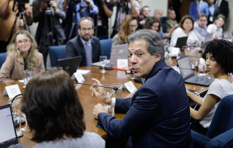 Fernando Haddad, ministro da Fazenda, em entrevista coletiva, faz um balanço da economia brasileira em 2024. País deve crescer acima do esperado. Foto Sérgio Lima/AFP