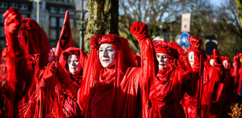 Ativistas do movimento Extinction Rebellion protestam em Haia, na Holanda, contra os subsídios para os combustíveis fósseis, uma das principais causas do agravamento da crise climática. Foto Mouneb Taim/Anadolu via AFP. Janeiro/2025