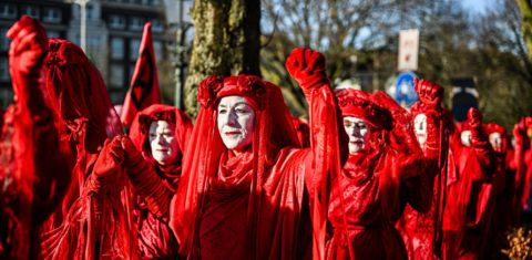 Ativistas do movimento Extinction Rebellion protestam em Haia, na Holanda, contra os subsídios para os combustíveis fósseis, uma das principais causas do agravamento da crise climática. Foto Mouneb Taim/Anadolu via AFP. Janeiro/2025