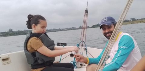 Ana Clara, 9 anos, cega de nascimento e seu instrutor: modo peculiar de 'ver' ao velejar proporcionado pelo projeto Vela Adaptada (Foto: Divulgação)