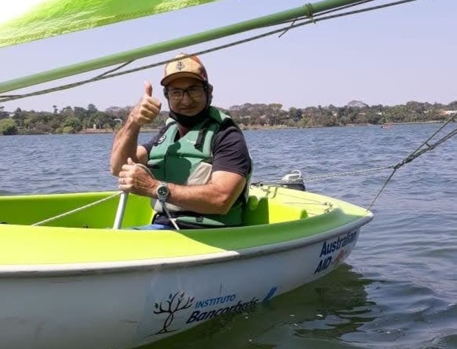 Cícero Sales, paraplégico, velejando no Paranoá: "no barco, a gente se sente livre, se sente capaz" (Foto: Divulgação)