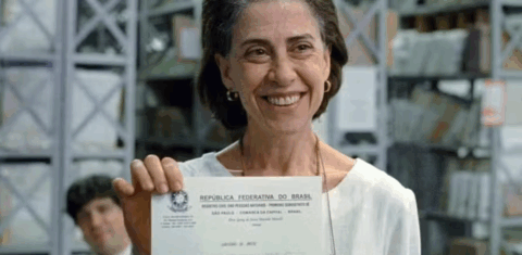 Fernanda Torres, em Ainda Estou Aqui, repete a cena em que Eunice mostra sorridente a certidão de óbito de Rubens Paiva: retificação para incluir que desaparecidos foram vítimas de ação violenta do Estado (Foto: Divulgação)