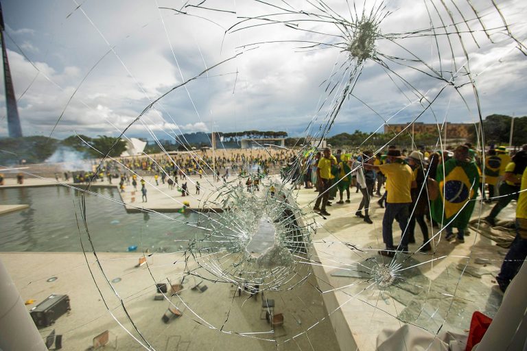 Vidro destruído no Palácio do Planalto durante os atos golpistas de 8 de janeiro de 2023: 371 réus condenados a até 17 anos de prisão (Foto: Joedson Alves - 8/1/2023)