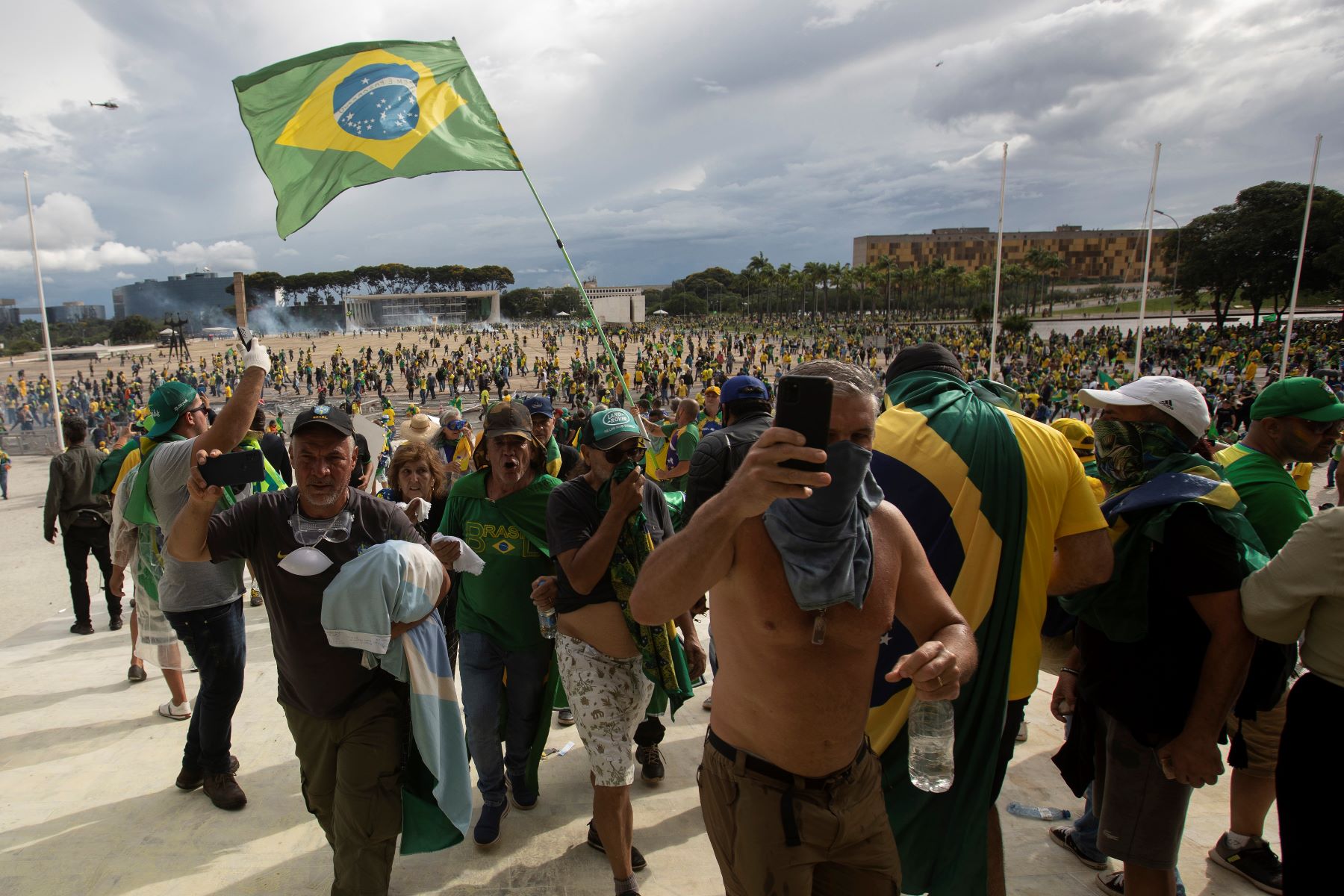 Golpistas filmam os ataques aos prédios da Praça dos Três Poderes: provas para condenações por tentativa de abolição do estado de direito e golpe de estado (Foto: Joedson Alves - 8/1/2023)