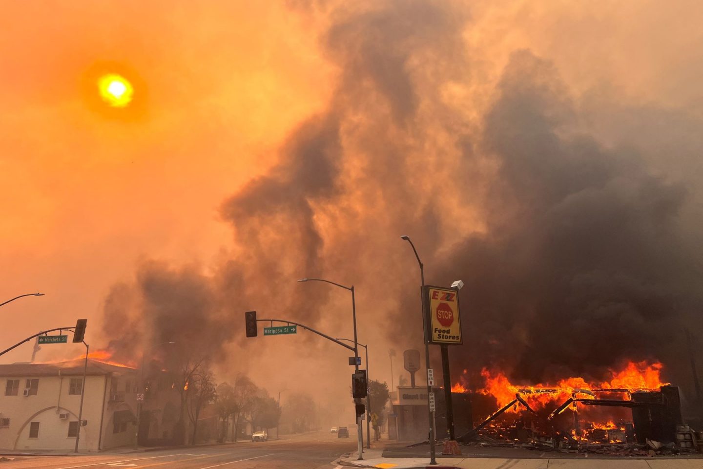 Incêndio destrói casas no município de Altadena, condado de Los Angeles: crise climática prolonga e intensifica temporada de fogo na Califórnia (Foto: Robyn Beck / AFP)
