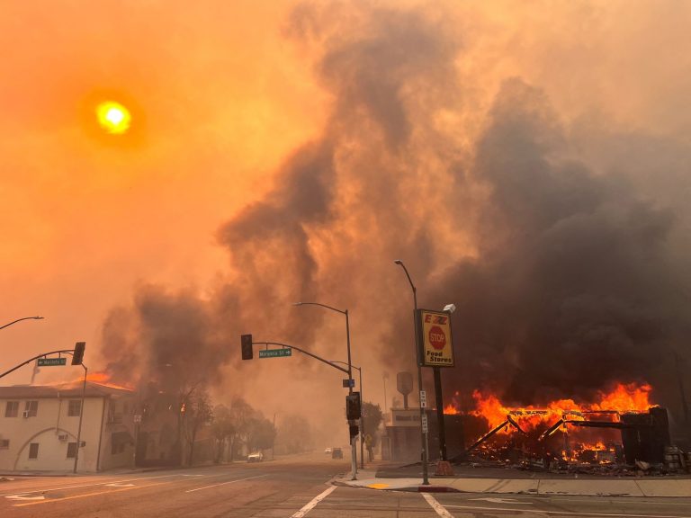 Incêndio destrói casas no município de Altadena, condado de Los Angeles: crise climática prolonga e intensifica temporada de fogo na Califórnia (Foto: Robyn Beck / AFP)