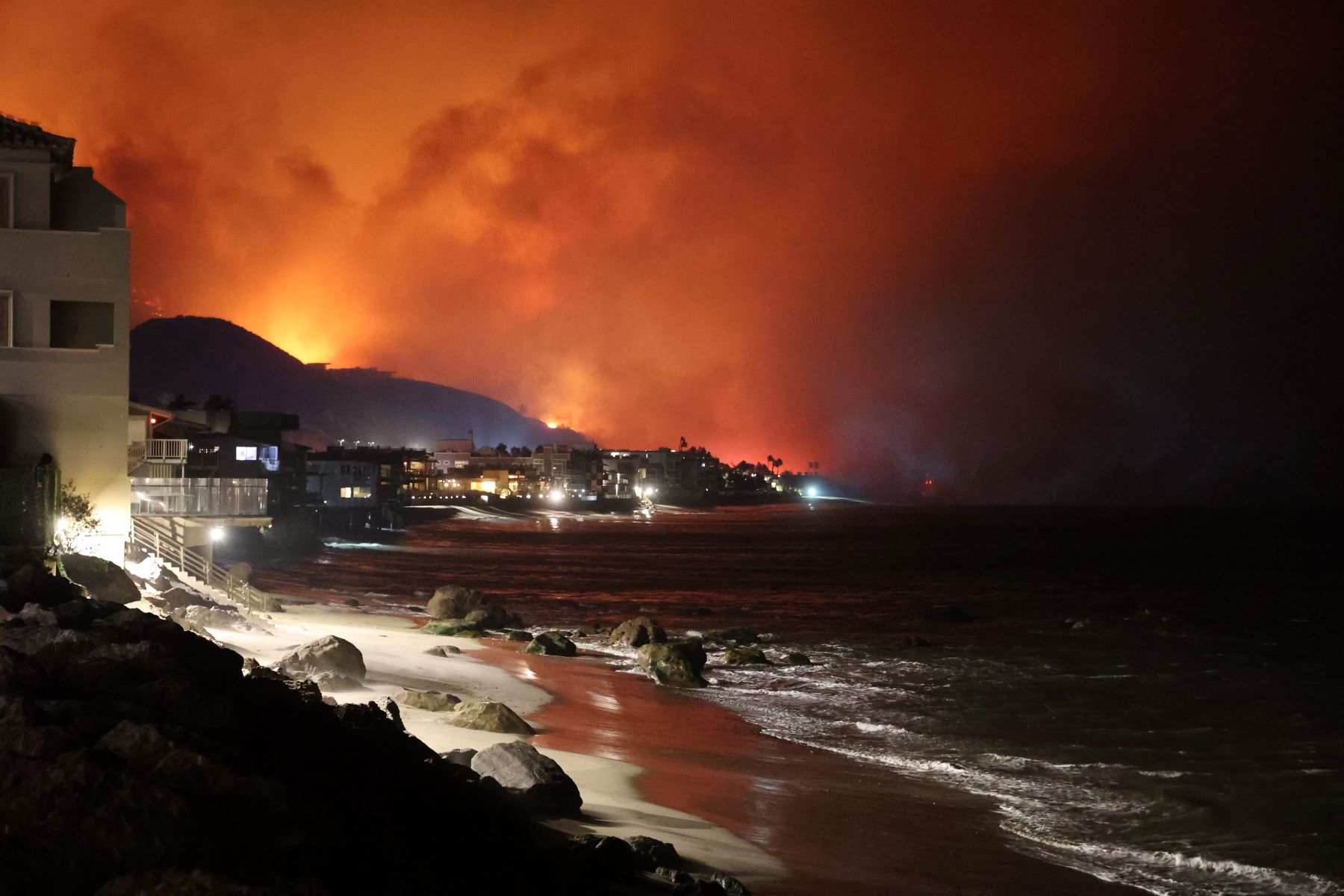 Chamas na encostas se aproximam de casas no litoral da Califórnia: incêndio em Los Angeles já deixou pelo menos cinco mortos e destruiu mais de 13 mil casas (Foto: CAL FIRE / Divulgação)