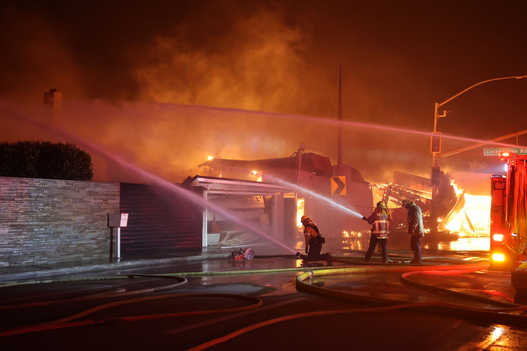 Bombeiros combatem incêndios em casas de Pacific Palisades, bairro nobre de Los Angeles: fogo atingiu até residências de celebridades de Holywood Chamas na encostas se aproximam de casas no litoral da Califórnia: incêndio em Los Angeles já deixou pelo menos cinco mortos e destruiu mais de 13 mil casas (Foto: CAL FIRE / Divulgação)