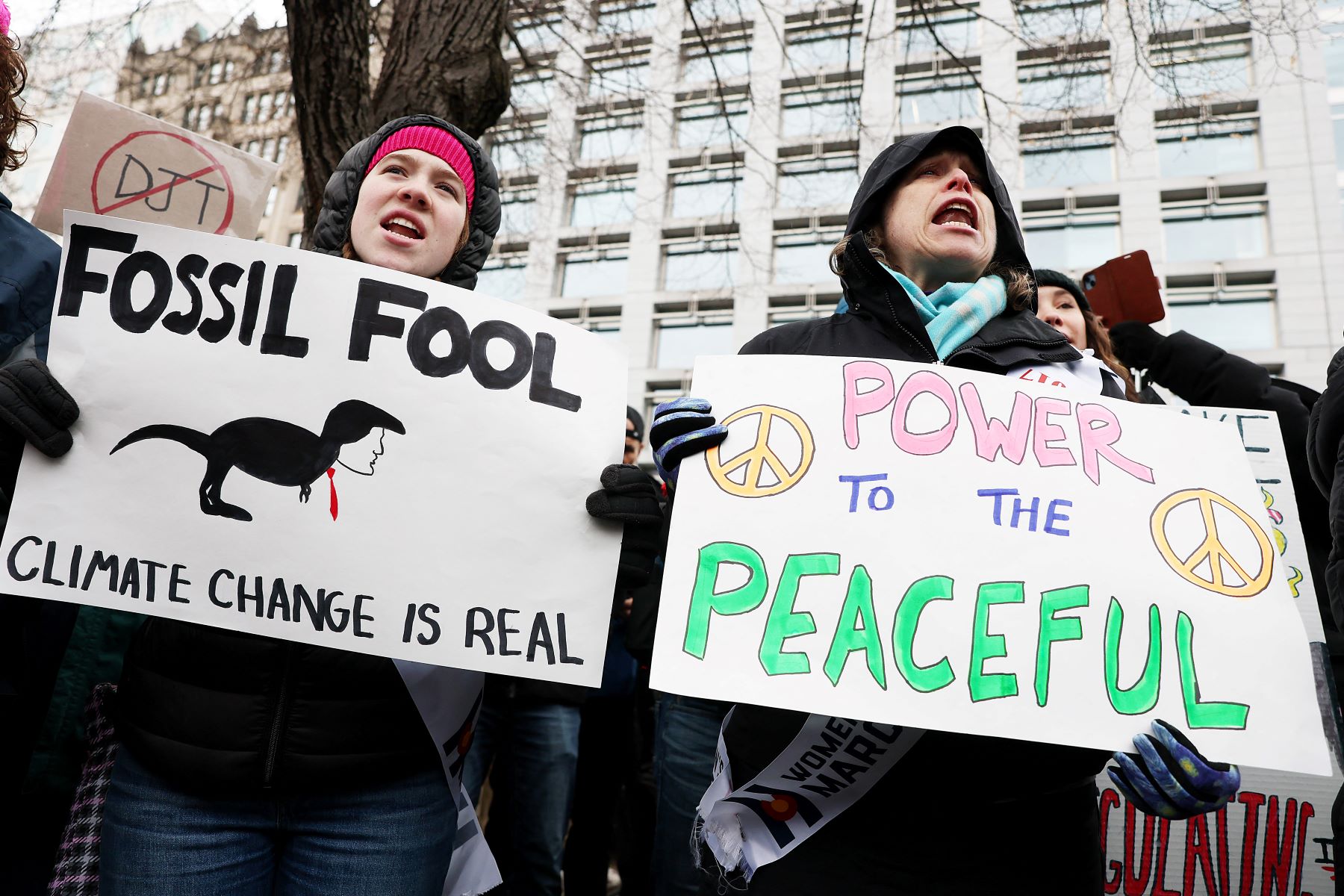 Manifestante em protesto contra Trump em Washiington lembra que a mudança do clima é real: posse para novo mandato de presidente negacionista nos EUA abre nova etapa da crise climática (Foto: Joe Raedle / Getty Images/ AFP - 15/01/2025)