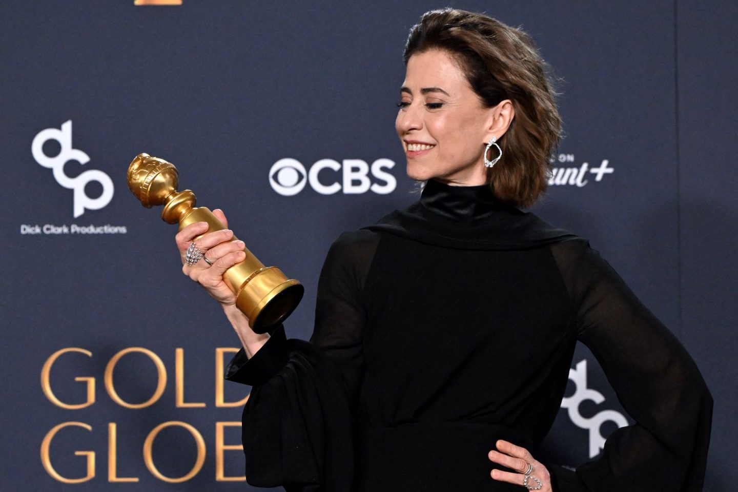 Fernanda Torres com seu Globo de Ouro; atriz foi indicada ao Oscar e 'Ainda estou aqui' tornou-se o primeiro longa brasileiro indicado ao Oscar de melhor filme (Foto: Robyn Beck / AFP - 06/01/2025)