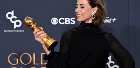 Fernanda Torres com seu Globo de Ouro; atriz foi indicada ao Oscar e 'Ainda estou aqui' tornou-se o primeiro longa brasileiro indicado ao Oscar de melhor filme (Foto: Robyn Beck / AFP - 06/01/2025)