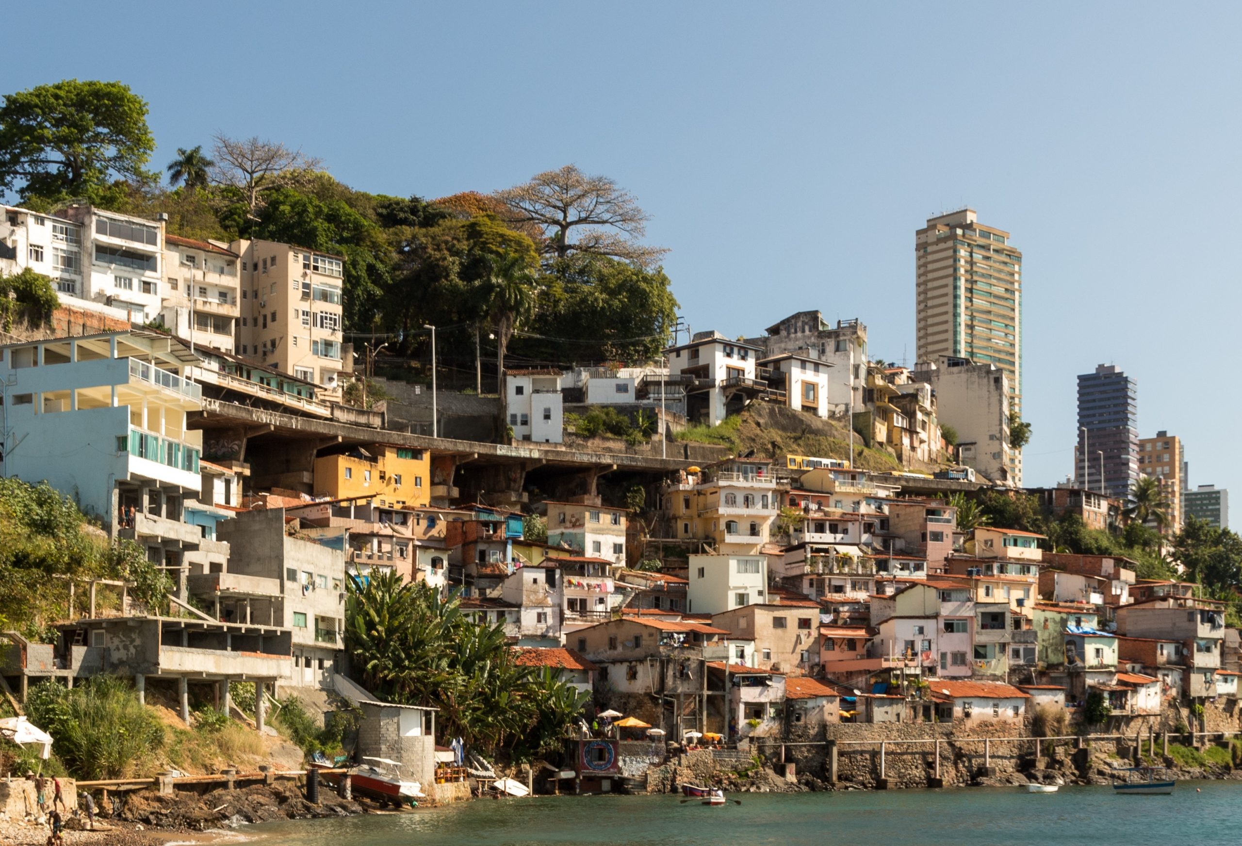 A comunidade Solar da Unhão às margens da Baía de Todos os Santos: celebração antecipada para Iemanjá permite que moradores trabalhem na festa oficial de Salvador em 2 de fevereiro (Foto: Paul R. Burley / Wikimedia Commons)