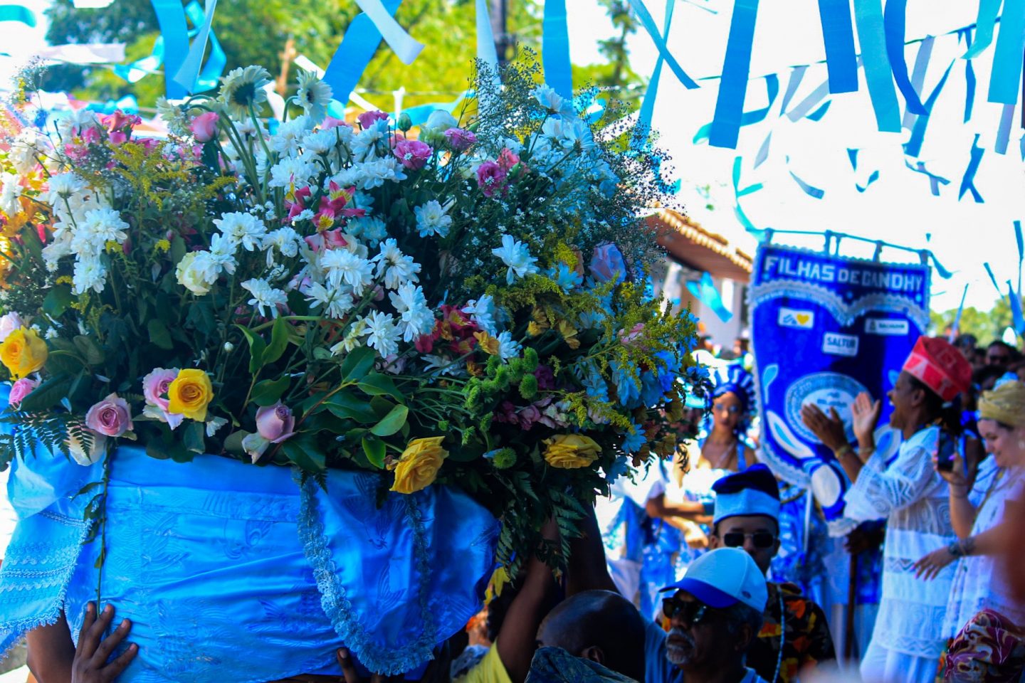Procissão com oferendas a Iemanjá pelas ruelas da comunidade Solar da Unhão: celebração antecipada com pegada ecológica (Foto: Jovem Bara / @bara_fotografias071)