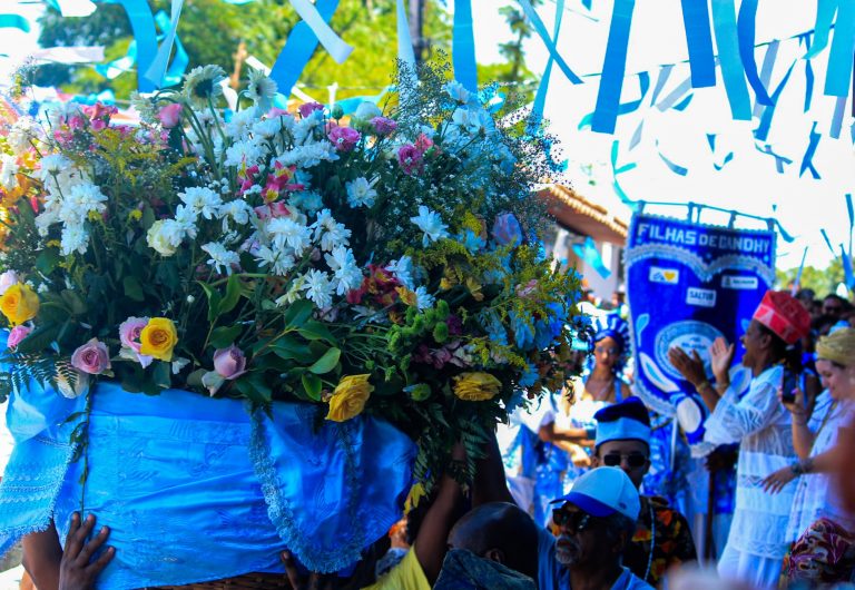 Procissão com oferendas a Iemanjá pelas ruelas da comunidade Solar da Unhão: celebração antecipada com pegada ecológica (Foto: Jovem Bara / @bara_fotografias071)