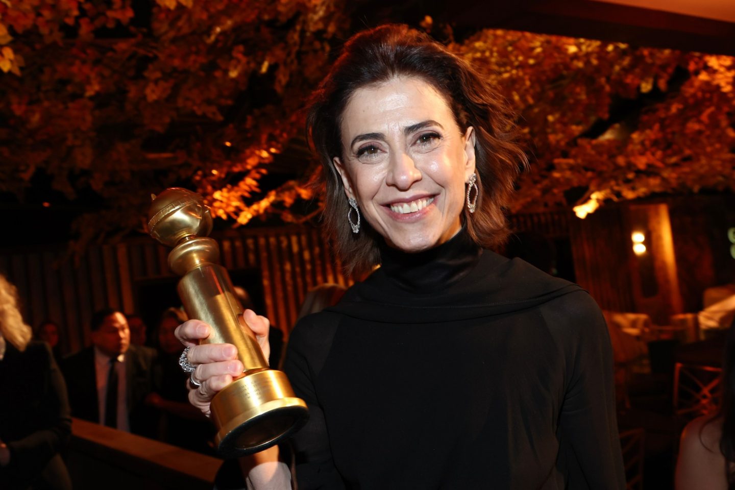 Fernanda Torres com a estatueta de Melhor Atriz em filme dramático: homenagem à Fernanda Montenegro (Foto: Golden Globes / Divulgação)