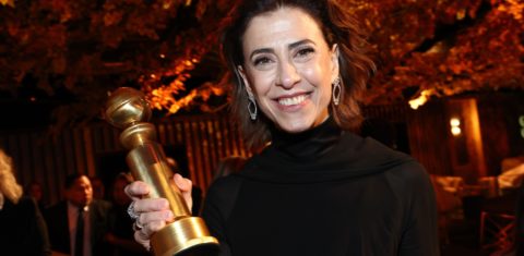 Fernanda Torres com a estatueta de Melhor Atriz em filme dramático: homenagem à Fernanda Montenegro (Foto: Golden Globes / Divulgação)