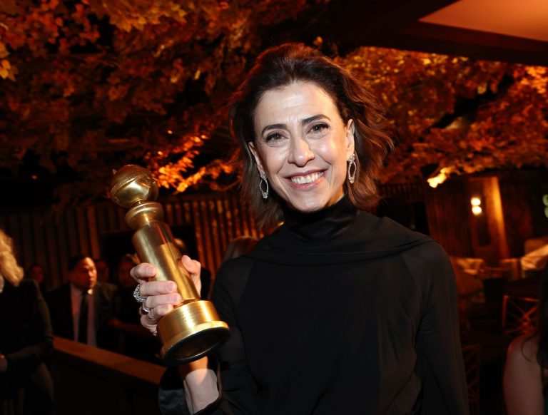 Fernanda Torres com a estatueta de Melhor Atriz em filme dramático: homenagem à Fernanda Montenegro (Foto: Golden Globes / Divulgação)