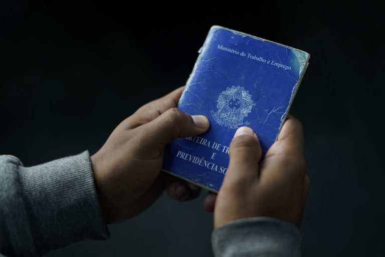 Número de pessoas desocupadas no Brasil estava em torno de 7 milhões entre 2012 e 2014, chegou ao máximo de 14,6 milhões, em 2021, e caiu para 7,35 milhões em 2024. Foto Mauro Pimentel/AFP