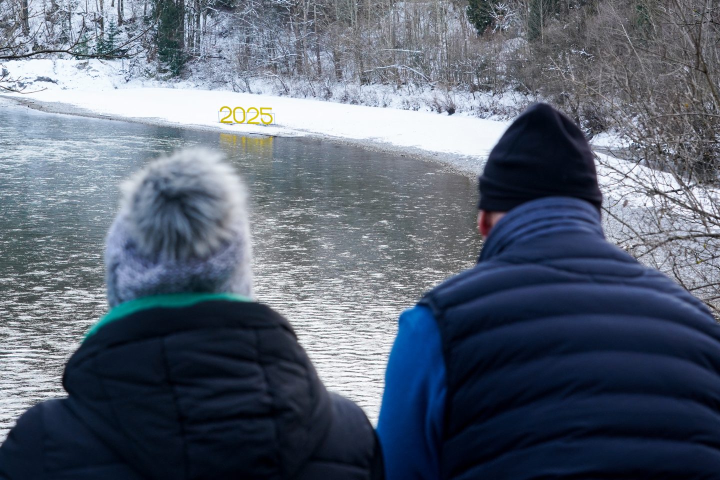 Casal de idosos observa a paisagem na cidade de Fussen, na Alemanha. A variação da expectativa de vida na Europa, que já foi de 9,8% na década de 60, hoje gira em torno de 2%. Foto Michael Nguyen/NurPhoto via AFP