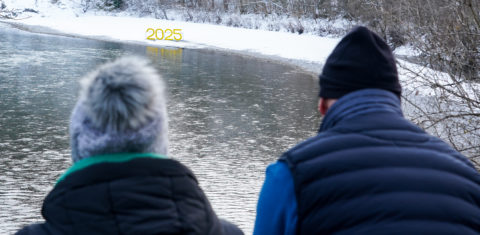 Casal de idosos observa a paisagem na cidade de Fussen, na Alemanha. A variação da expectativa de vida na Europa, que já foi de 9,8% na década de 60, hoje gira em torno de 2%. Foto Michael Nguyen/NurPhoto via AFP