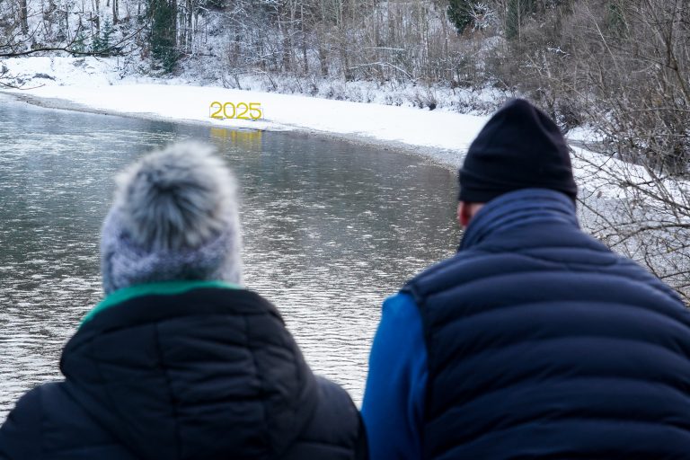Casal de idosos observa a paisagem na cidade de Fussen, na Alemanha. A variação da expectativa de vida na Europa, que já foi de 9,8% na década de 60, hoje gira em torno de 2%. Foto Michael Nguyen/NurPhoto via AFP