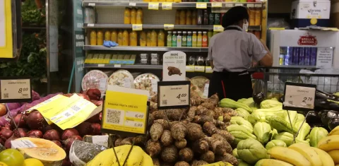 Foto colorida de supermercado no Rio de Janeiro. Na imagem aparecem diferentes alimentos, principalmente frutas em cima de uma bancada