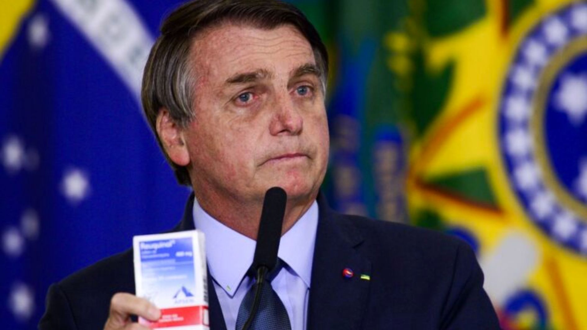 Bolsonaro com a cloroquina em entrevista no Planalto: líderes da extrema-direita usaram remédio para boicotar medidas restritivas e vacinação (Foto: Marcelo Camargo / Agência Brasil)