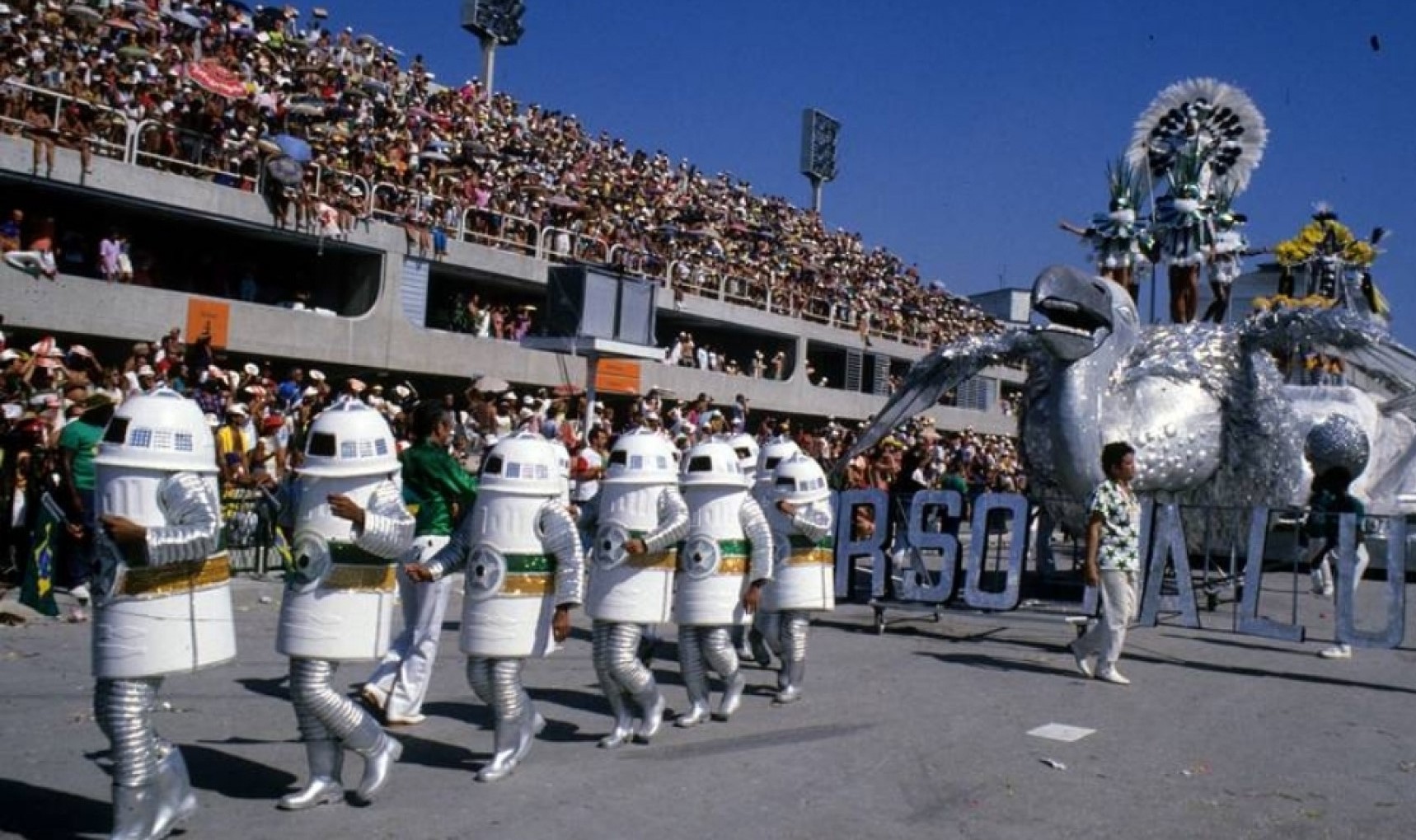 obôs, inspirados no filme Guerra nas Estrelas, na comissão de frente da Mocidade no Carnaval de 1985: o carnavalesco Fernando Pinto levava o futuro à Passarela do Samba (Foto: Reprodução / Facebook)