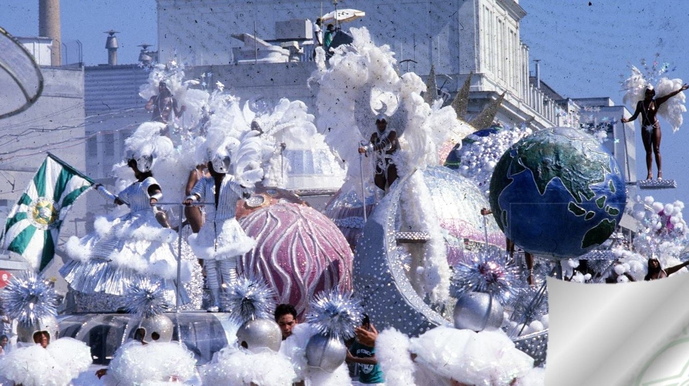 O desfile interplanetário da Mocidade no Carnaval de 1985: antecipando o futuro cheio de efeitos especiais das escolas de samba (Foto: Reprodução / Facebook)