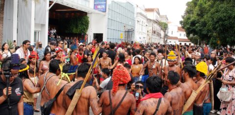 Indígenas celebram revogação da lei do ensino à distância nas aldeias em frente à Assembleia Legislativa: derrota do governo do Pará (Foto: Ozéas Santos / Alepa)