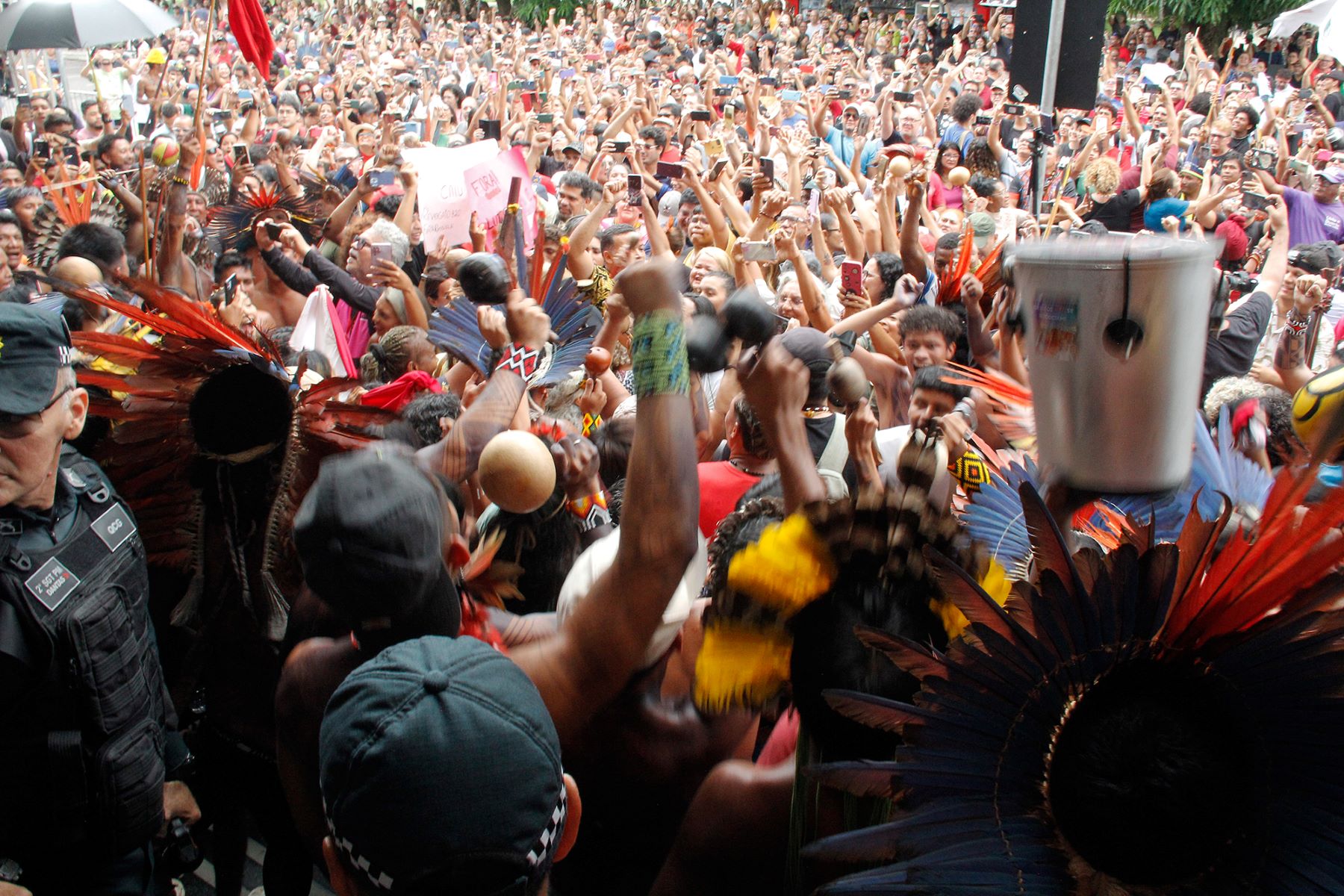 Indígenas, quilombolas, professores e estudantes comemoram a revogação da Lei 10.820/24 em frente à Alepa, em Belém: manifestantes também querem demissão de secretário de Educação (Foto: Ozéas Santos / Alepa)