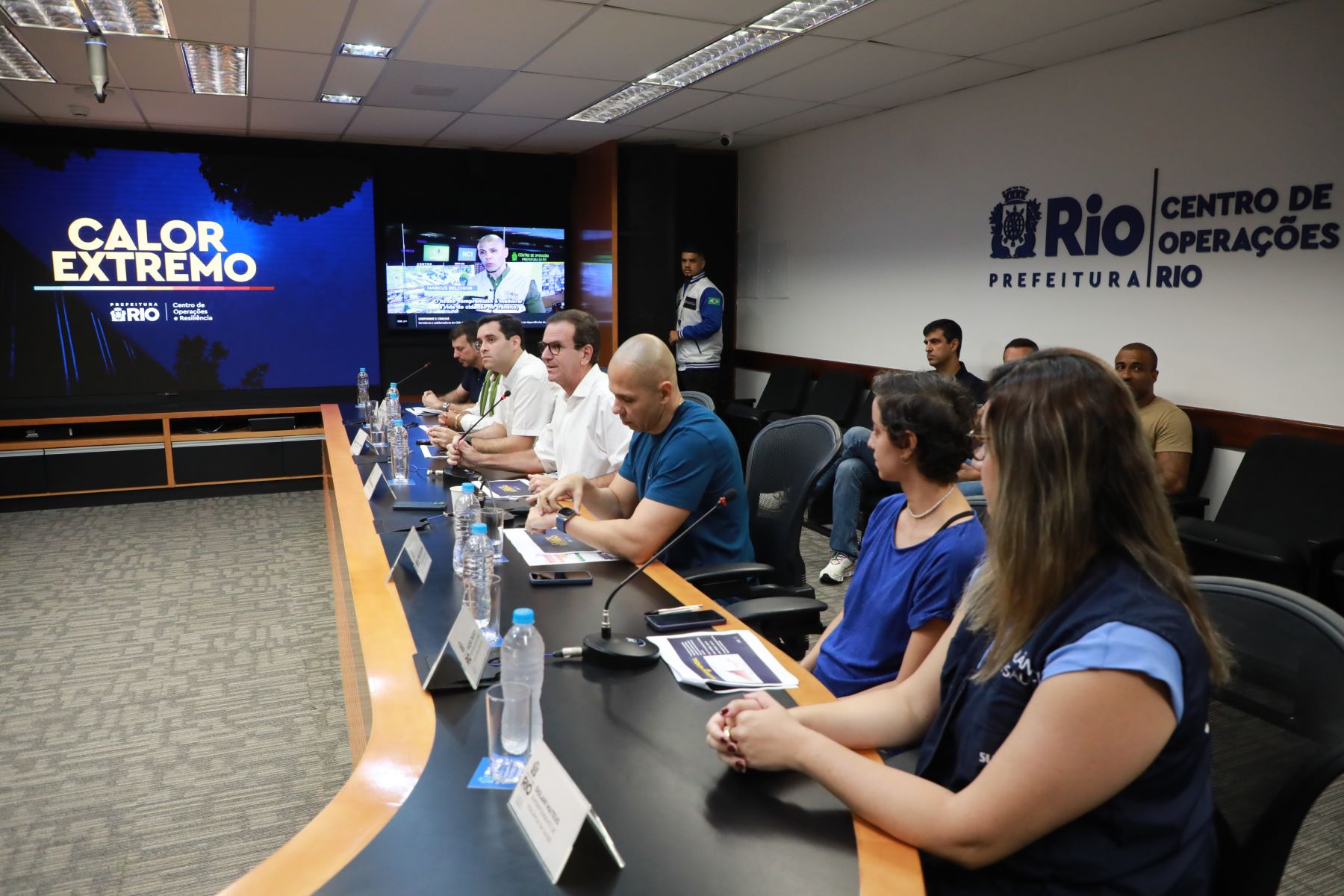 O prefeito Paes e secretários em coletiva sobre o calor: aumento na procura por emergências nos hospitais do Rio para o atendimento de pessoas por desidratação (Foto: Marcos de Paula / Prefeitura do Rio)