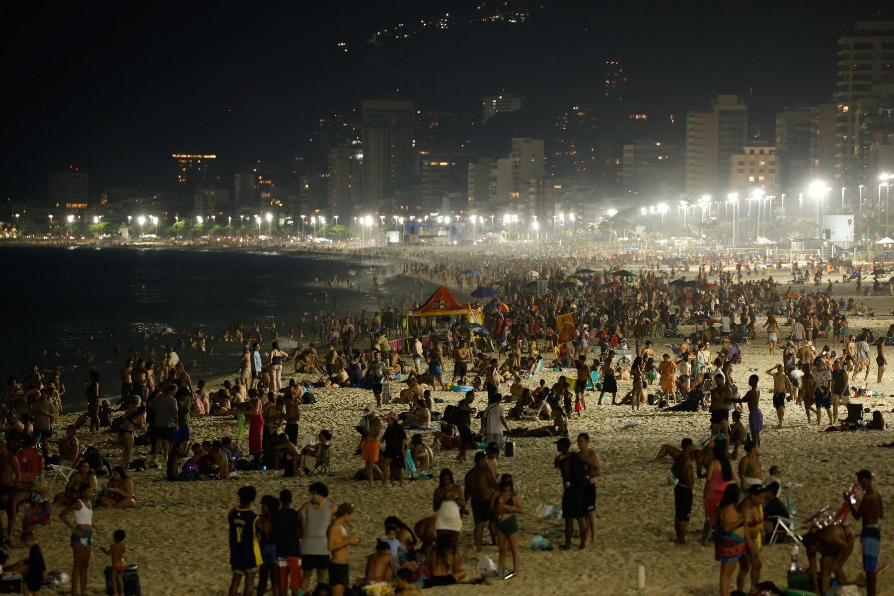 Praia cheia até de noite no verão do Rio: a repetição de dias com o calor intenso e a sensação térmica têm sido as maiores da história (Foto: Fernando Frazão / Agência Brasil - 22/01/2025)