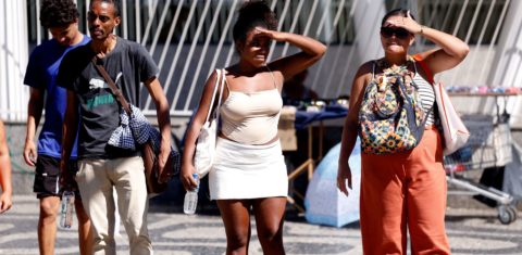Cariocas se protegem do calor no Centro do Rio: temperatura chegou aos 44 graus na segunda-feira, 17/02 (Foto: Tânia Rego / Agência Brasil)