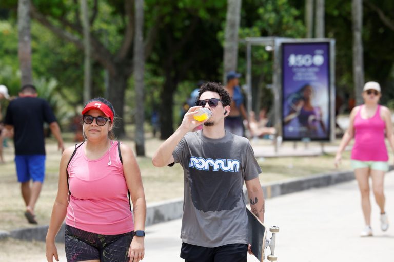 Cariocas suam no calor: janeiro mais quente da história (Foto: Fernando Frazão / Agência Brasil - 25/01/2025)