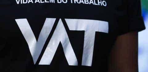 Militante com a camisa do VAT na Câmara: Proposta de Emenda à Constituição (PEC) que acaba com a escala de seis dias de trabalho por um de folga (6x1) foi protocolada com assinatura de 234 parlamentares (Foto: Lula Marques / Agência Brasil)