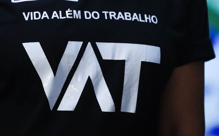 Militante com a camisa do VAT na Câmara: Proposta de Emenda à Constituição (PEC) que acaba com a escala de seis dias de trabalho por um de folga (6x1) foi protocolada com assinatura de 234 parlamentares (Foto: Lula Marques / Agência Brasil)