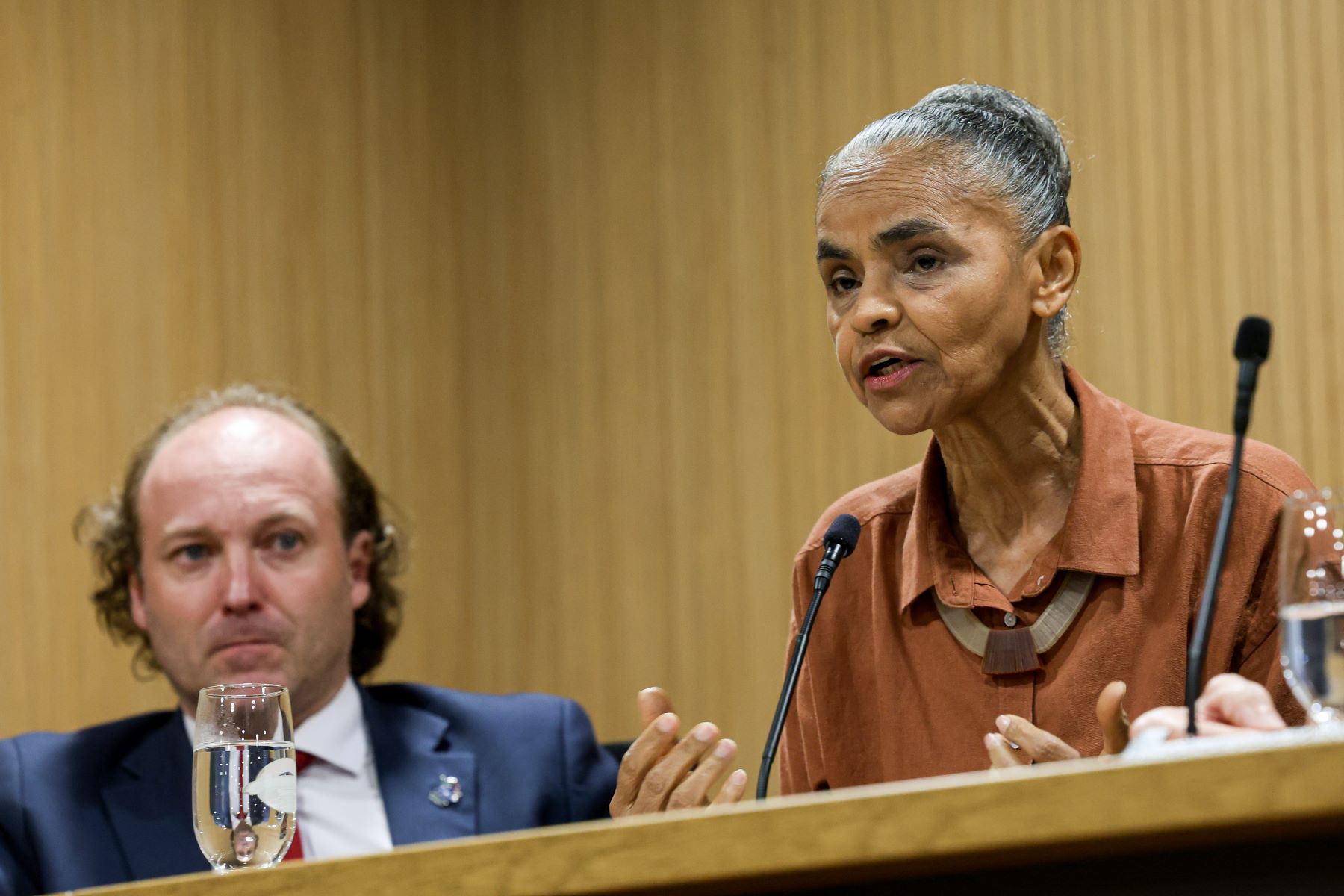 A ministra Marina Silva, ao lado do presidente do Ibama, Rodrigo Agostinho, explica a portaria de emergência ambiental: objetivo é antecipar ações de prevenção e combate (Foto: Antônio Cruz / Agência Brasil)