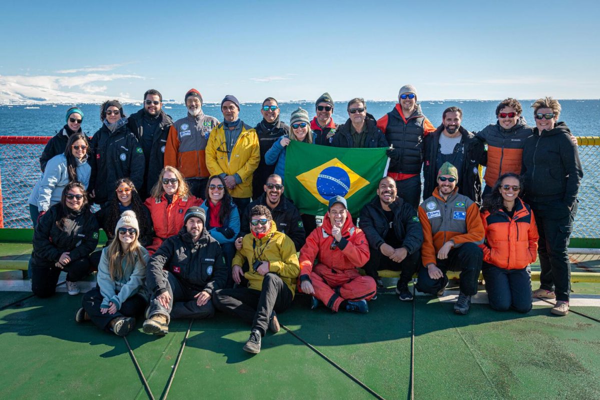 Foto colorida da equipe brasileira na expedição na costa antártica