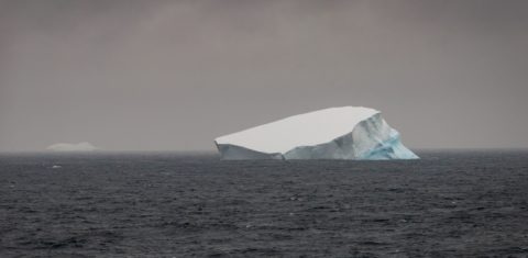 Foto colorida de placa de gelo derretendo em oceano na Antártica