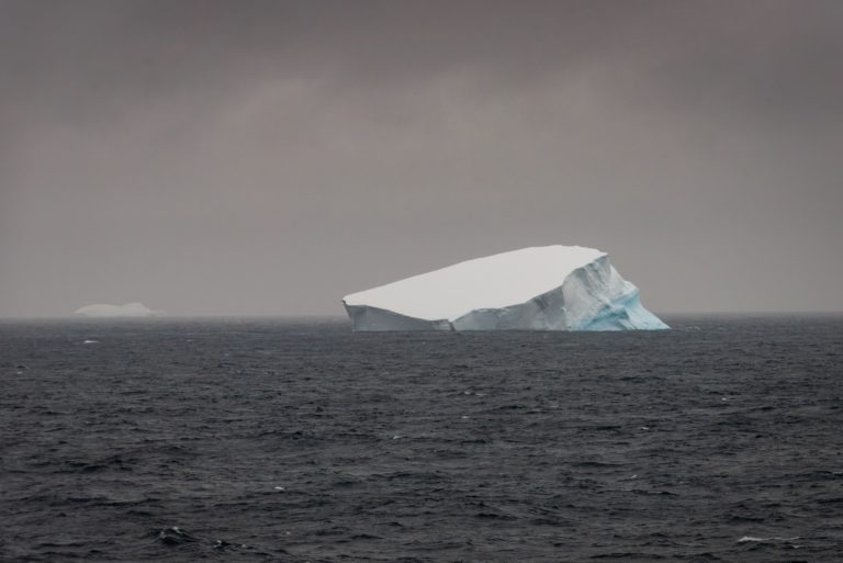 Foto colorida de placa de gelo derretendo em oceano na Antártica