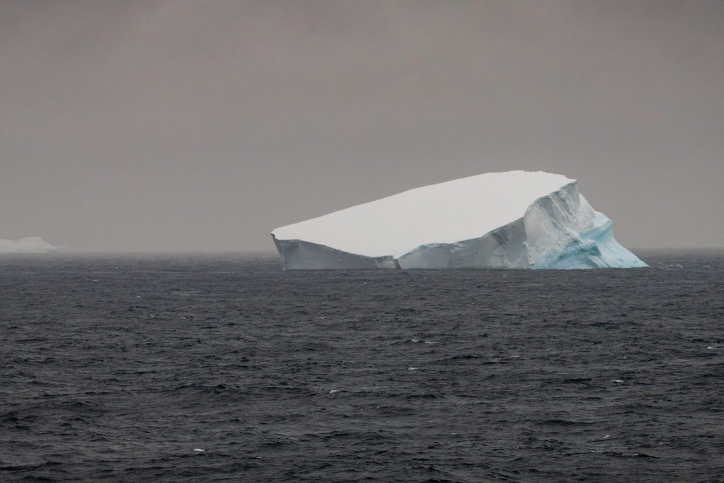 Foto colorida de placa de gelo derretendo em oceano na Antártica