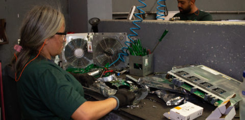 Recicladores de São Paulo, homologados pela rede Circulare, desmontam dispositivos eletrônicos para a destinação correta dos resíduos. Foto Divulgação