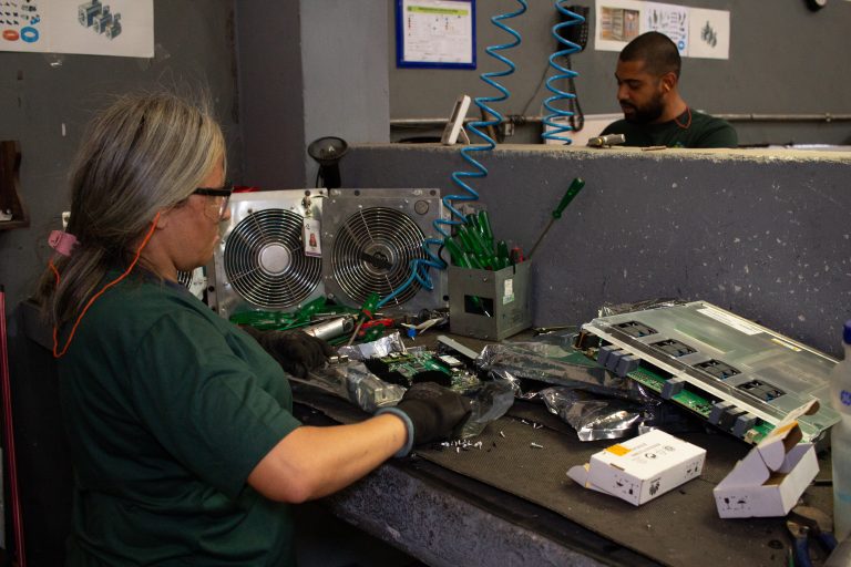 Recicladores de São Paulo, homologados pela rede Circulare, desmontam dispositivos eletrônicos para a destinação correta dos resíduos. Foto Divulgação