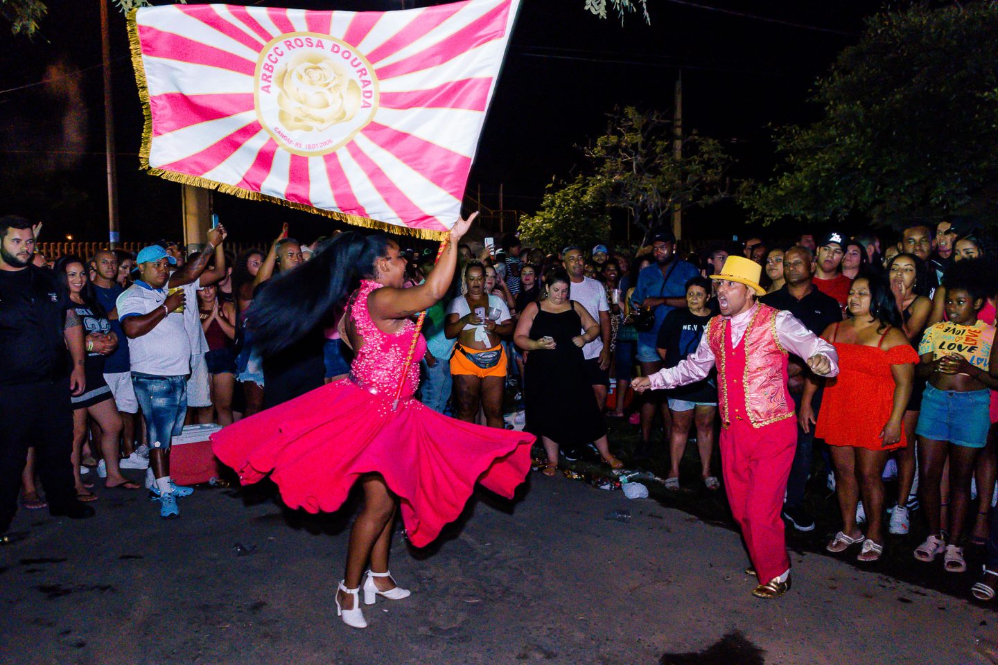 Foto colorida de desfile de samba em Canoas. Escolas de samba lutam contra racismo e intolerância