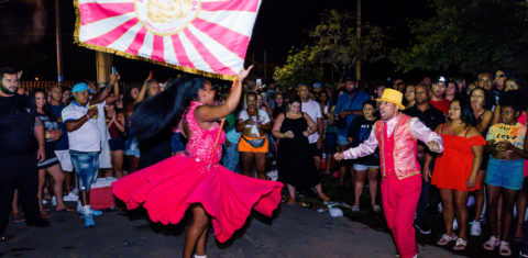 Foto colorida de desfile de samba em Canoas. Escolas de samba lutam contra racismo e intolerância