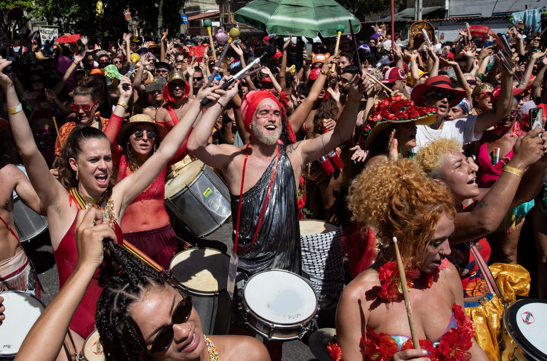 A Charanga Talismã desfila pelas ruas da Vila Kosmos na Zona Norte no Carnaval 2025: multiplicação dos blocos paralela às despedidas (Foto: Fernando Maia / Riotur)