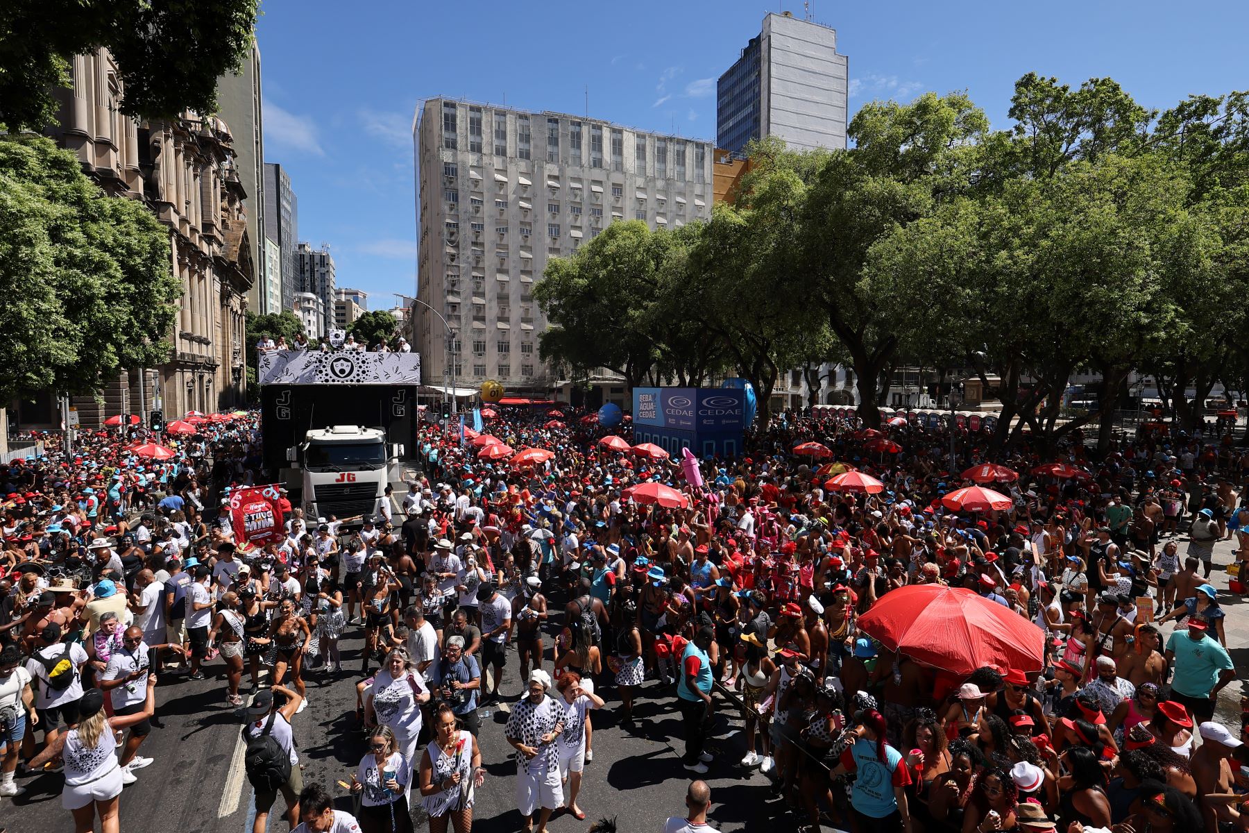 Multidão acompanha o Bola Preta no Centro do Rio: bloco com mais de 100 anos comprova vitalidade do Carnaval de rua (Foto: Walter Meier / Riotur)