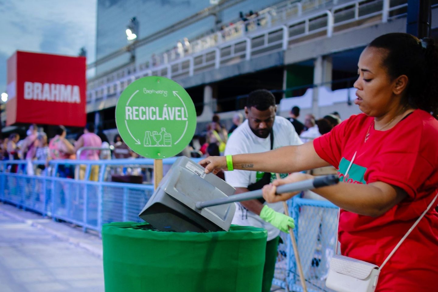 Recolhimento de resíduos durante ensaio técnico da Série Ouro na Passarela do Samba: em busca de um Carnaval mais sustentável (Foto: Liga RJ / Divulgação)