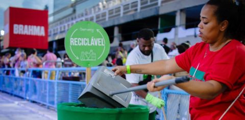 Recolhimento de resíduos durante ensaio técnico da Série Ouro na Passarela do Samba: em busca de um Carnaval mais sustentável (Foto: Liga RJ / Divulgação)
